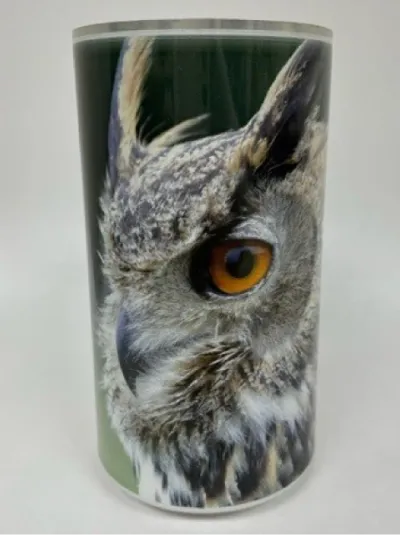鳥の写真がプリントされた円筒形状の缶